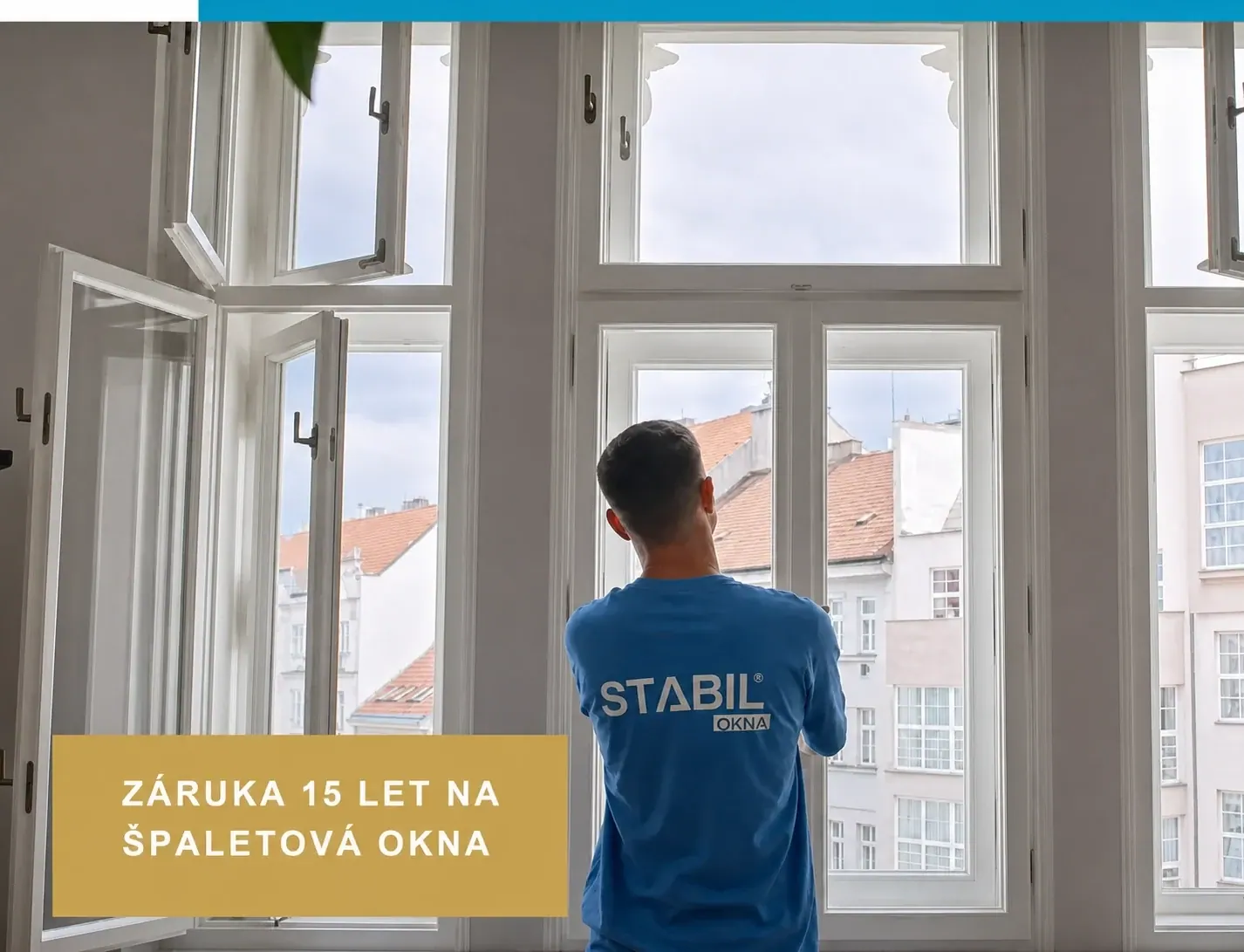 Muž kontroluje nově nainstalovaná bílá dřevěná okna v bytě